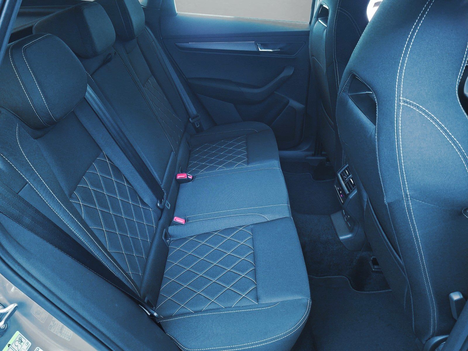 Fahrzeugabbildung SKODA Karoq 1.5 TSI Sportline Pano AHK Matrix 19" Side