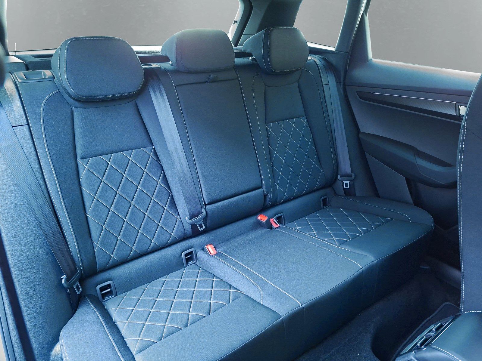 Fahrzeugabbildung SKODA Karoq 1.5 TSI Sportline Pano AHK Matrix 19" Side