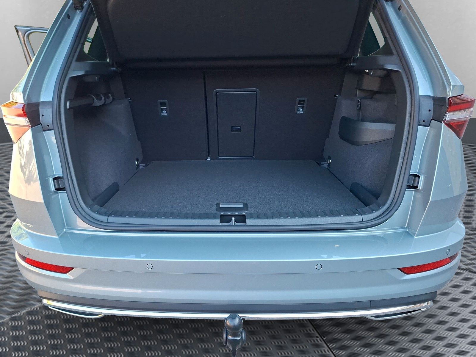 Fahrzeugabbildung SKODA Karoq 1.5 TSI Sportline Pano AHK Matrix 19" Side