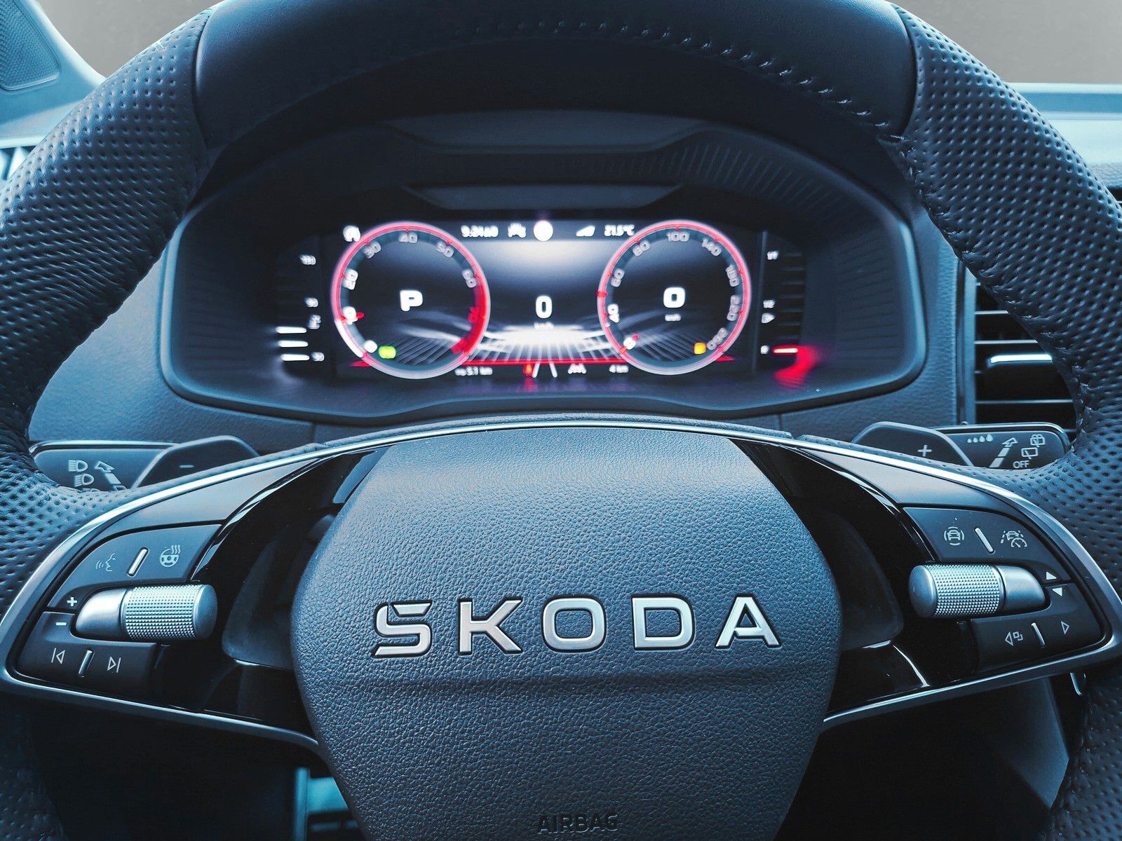 Fahrzeugabbildung SKODA Karoq 1.5 TSI Sportline Pano AHK Matrix 19" Side