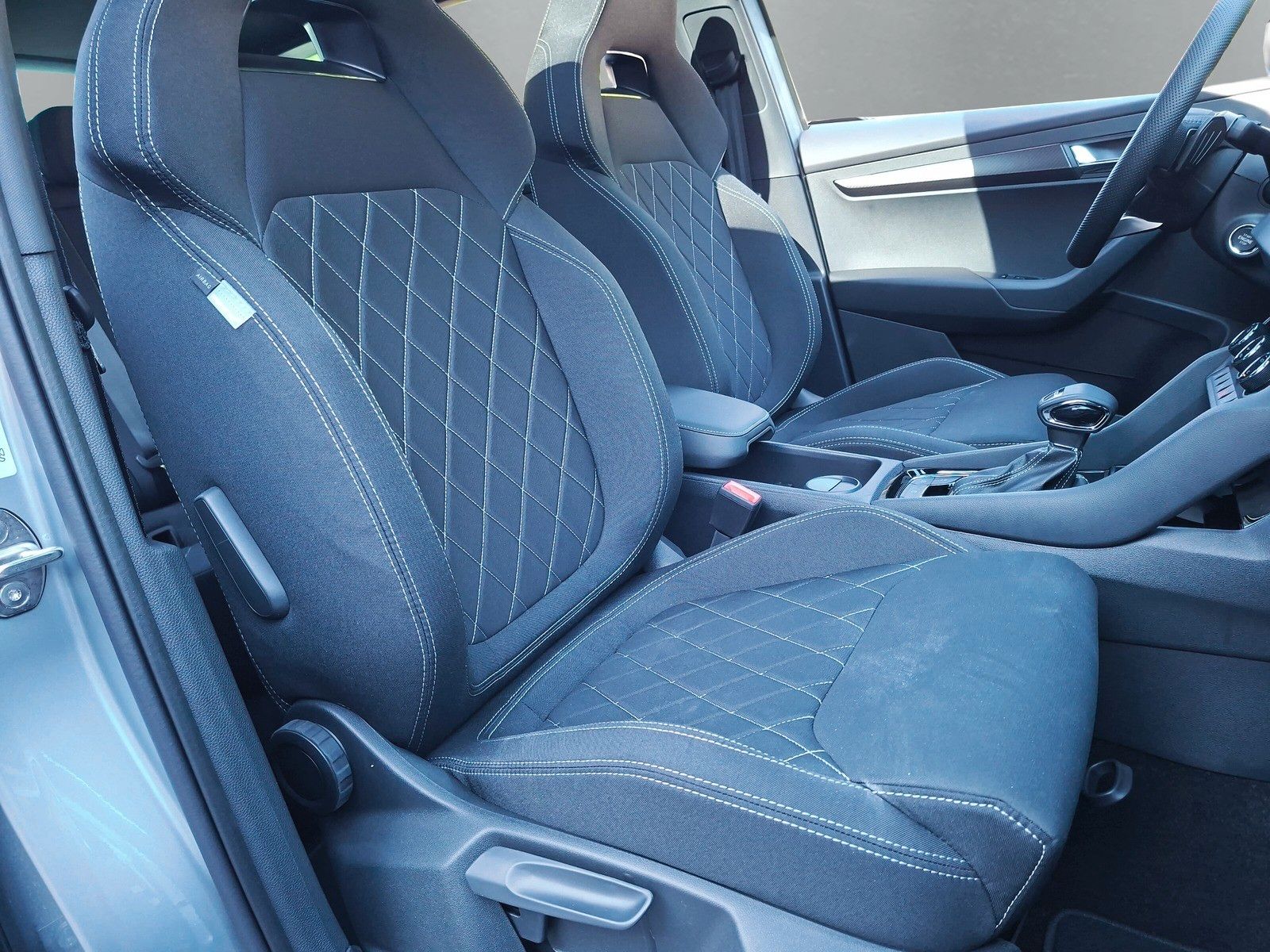 Fahrzeugabbildung SKODA Karoq 1.5 TSI Sportline Pano AHK Matrix 19" Side
