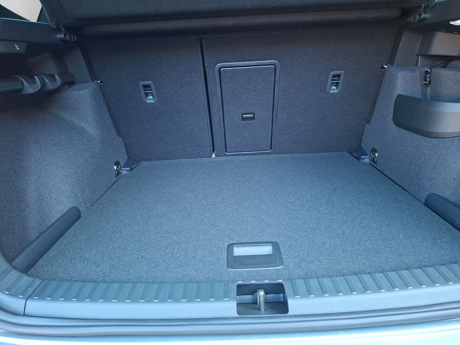 Fahrzeugabbildung SKODA Karoq 1.5 TSI Sportline Pano AHK Matrix 19" Side