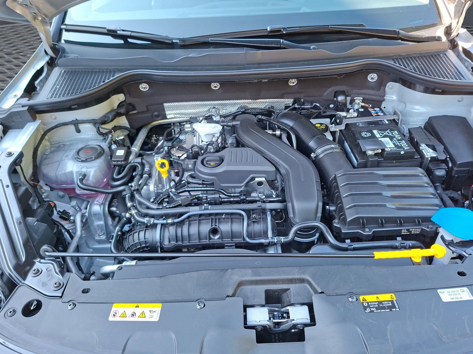 Fahrzeugabbildung SKODA Karoq 1.5 TSI Sportline Pano AHK Matrix 19" Side