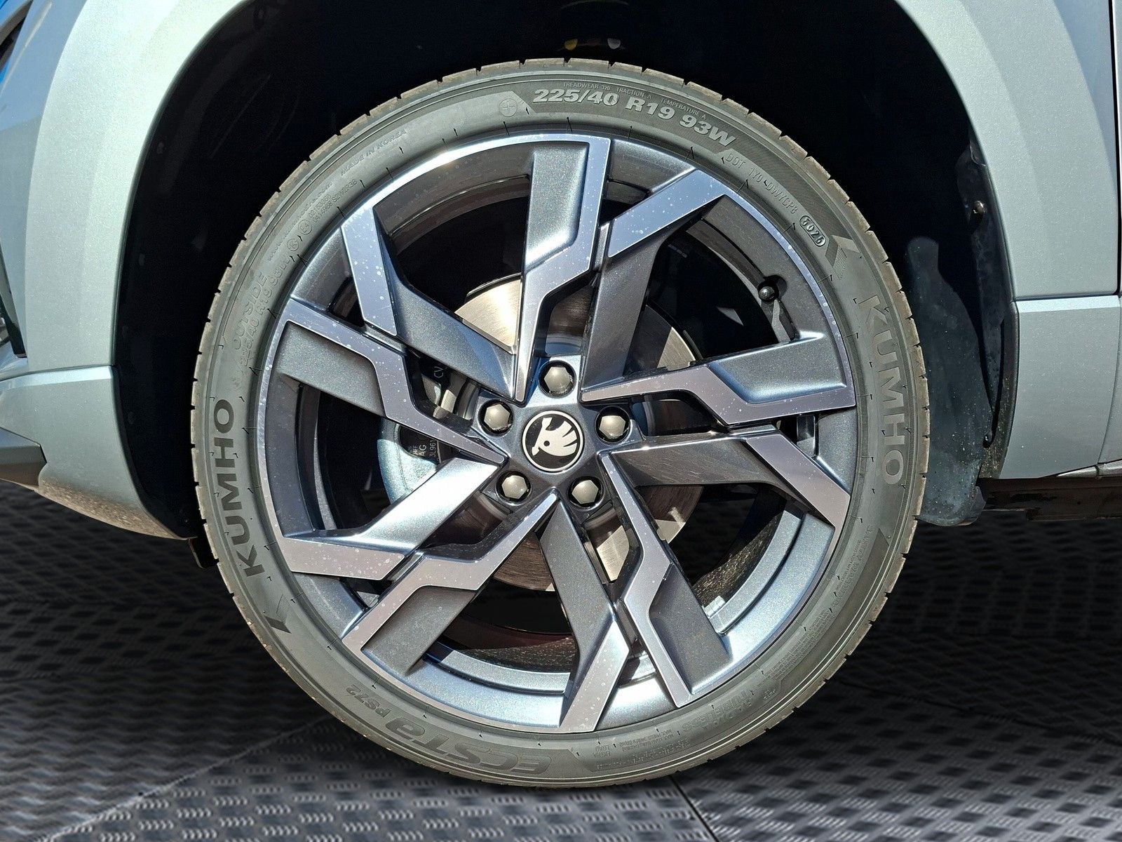 Fahrzeugabbildung SKODA Karoq 1.5 TSI Sportline Pano AHK Matrix 19" Side