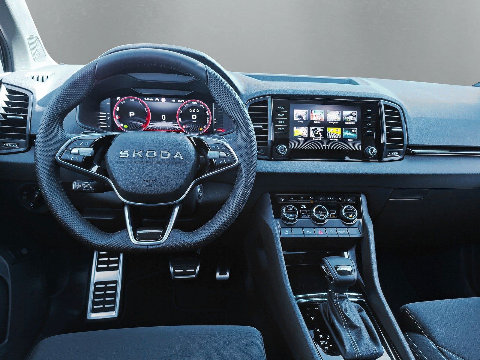 Fahrzeugabbildung SKODA Karoq 1.5 TSI Sportline Pano AHK Matrix 19" Side