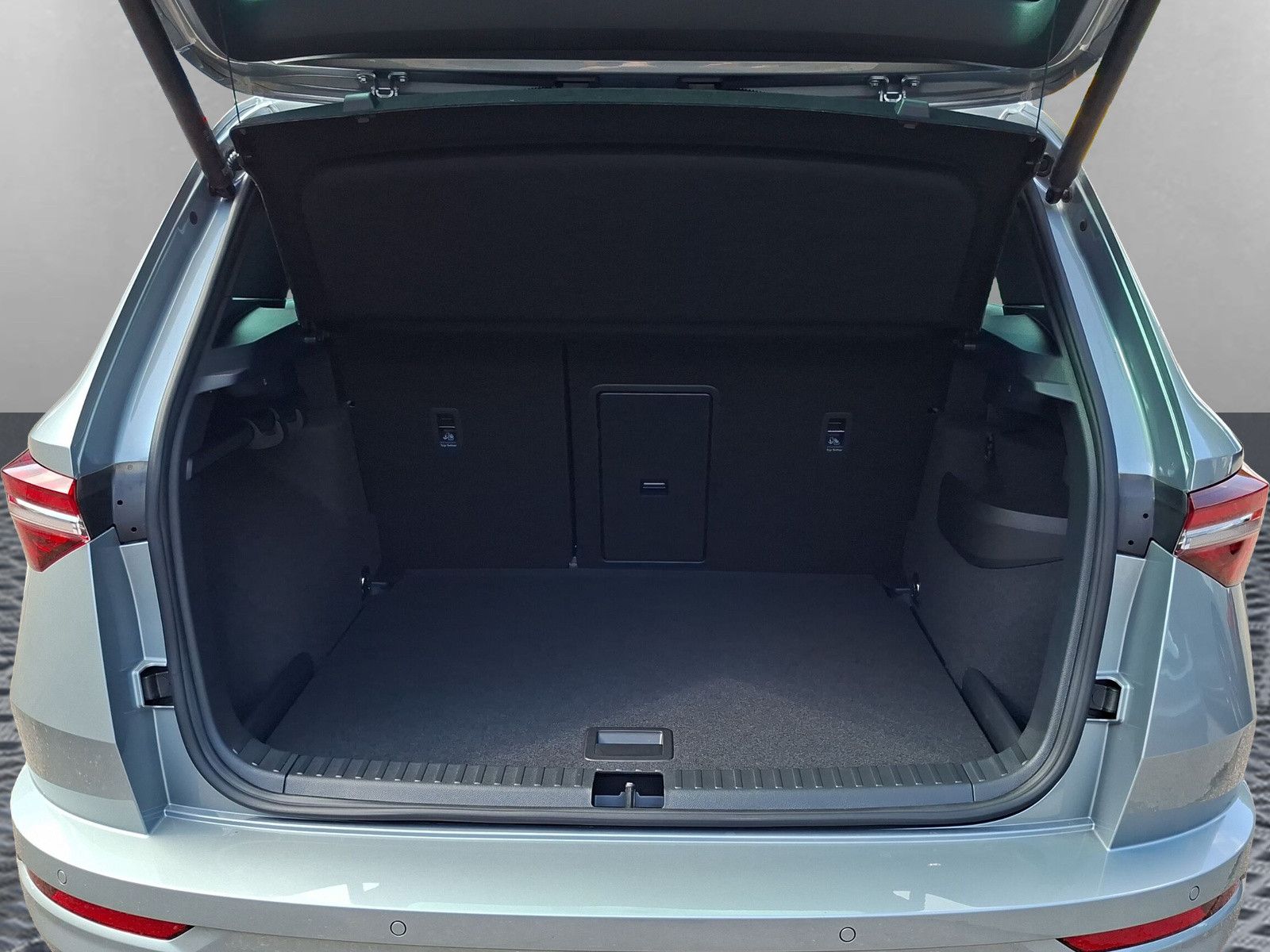 Fahrzeugabbildung SKODA Karoq 1.5 TSI Sportline Pano AHK Matrix 19" Side