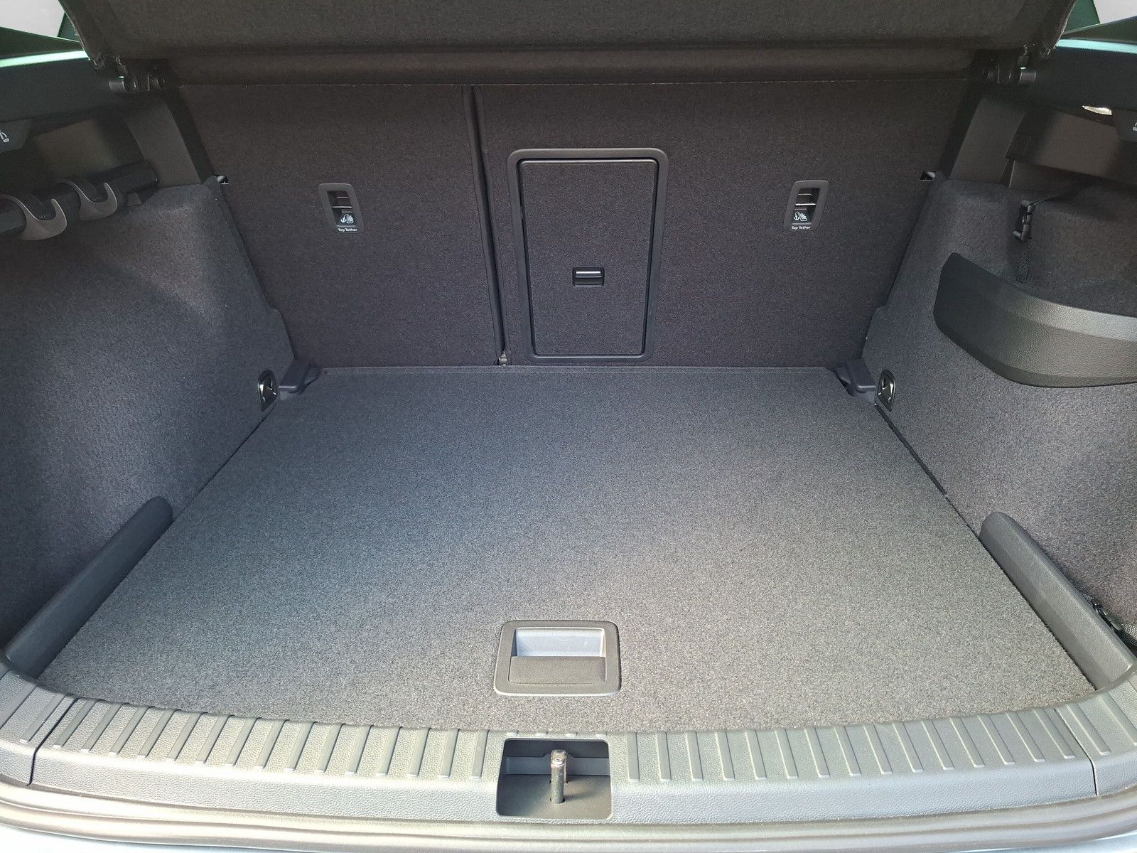Fahrzeugabbildung SKODA Karoq 1.5 TSI Sportline Pano AHK Matrix 19" Side