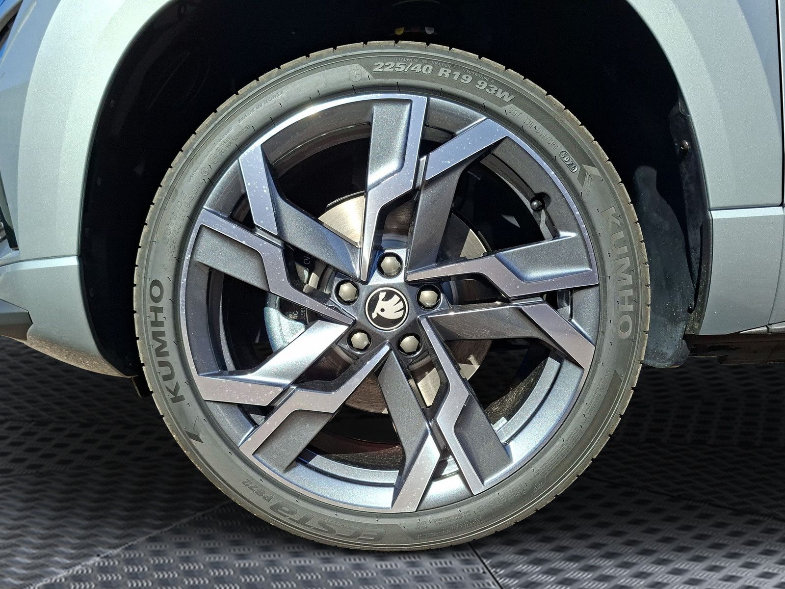 Fahrzeugabbildung SKODA Karoq 1.5 TSI Sportline Pano AHK Matrix 19" Side