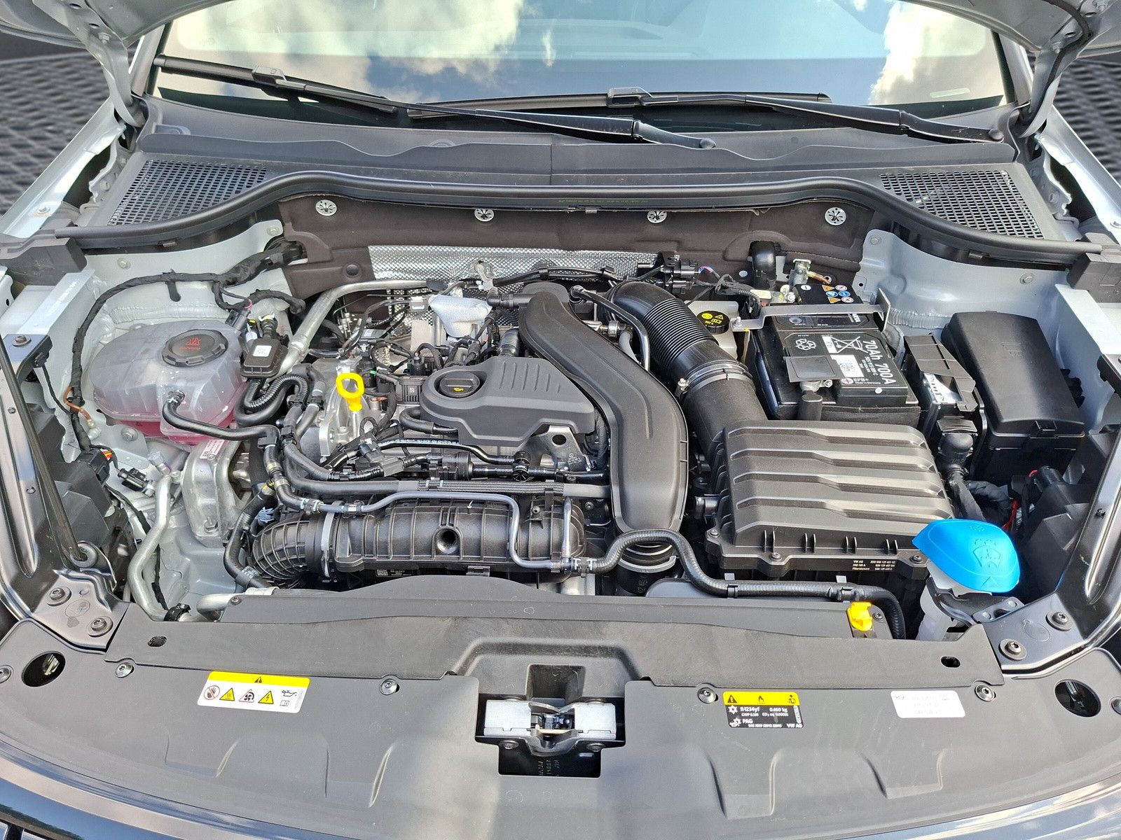Fahrzeugabbildung SKODA Karoq 1.5 TSI Sportline Pano AHK Matrix 19" Side