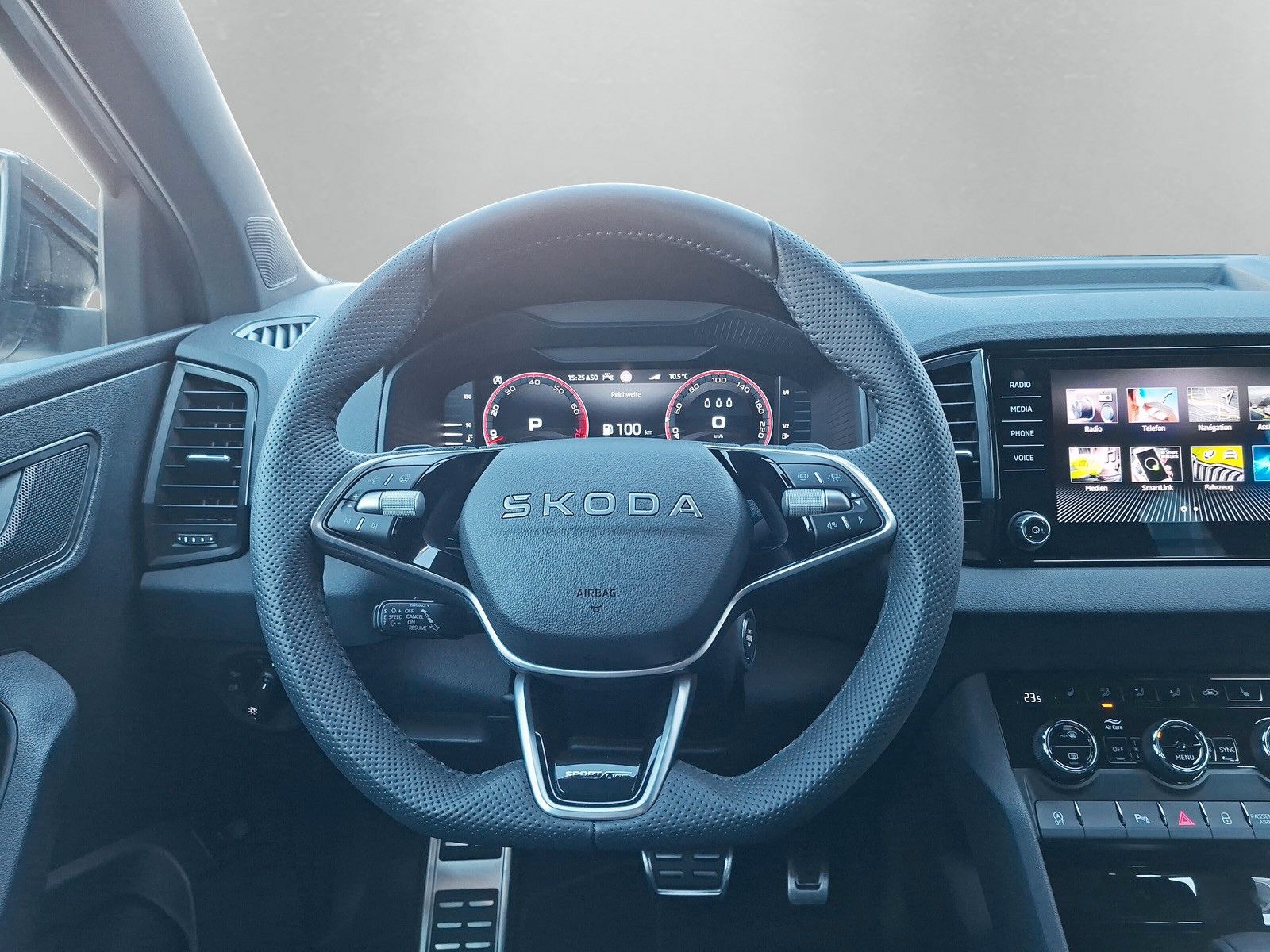 Fahrzeugabbildung SKODA Karoq 1.5 TSI Sportline Pano AHK Matrix 19" Side