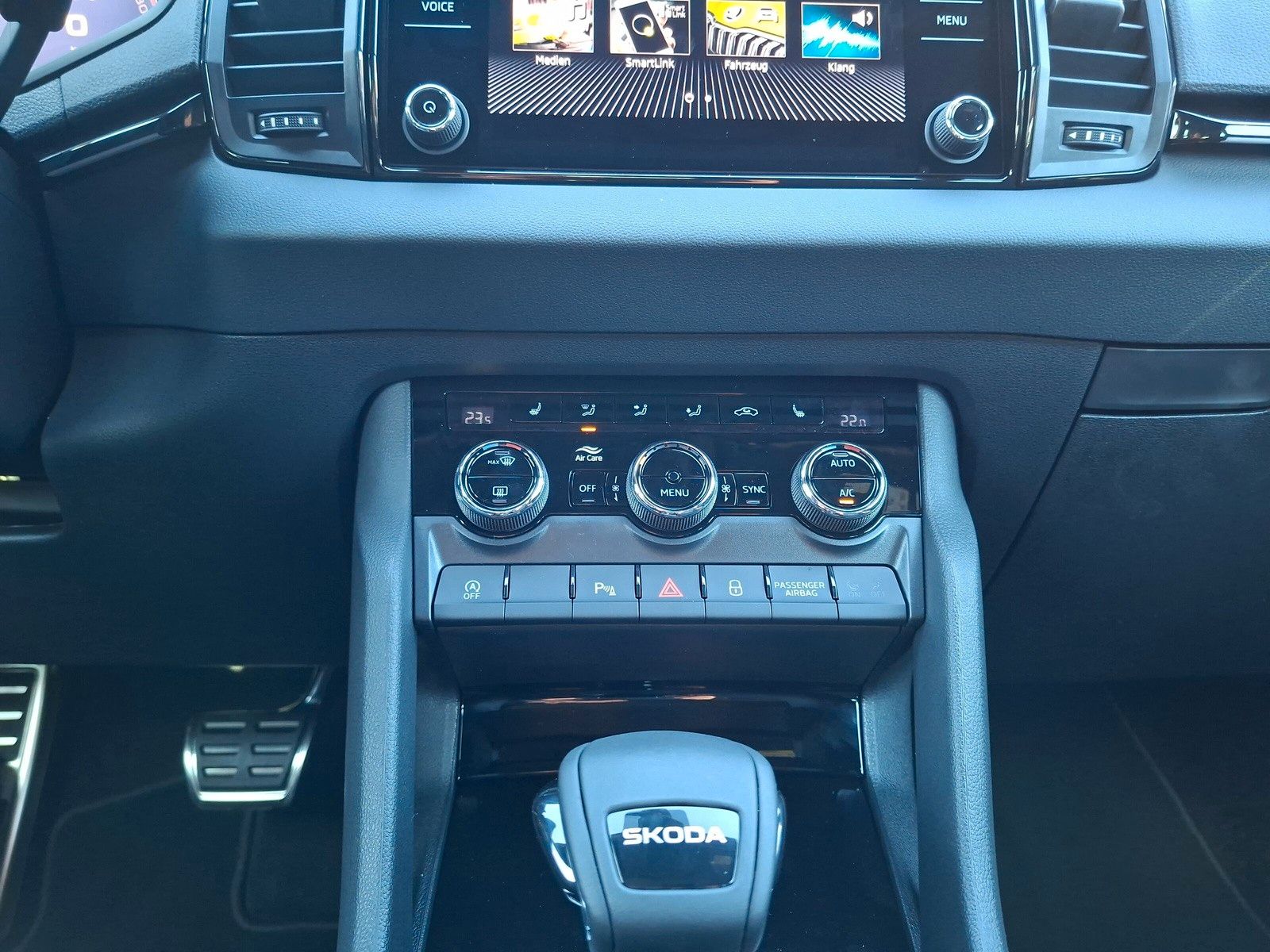 Fahrzeugabbildung SKODA Karoq 1.5 TSI Sportline Pano AHK Matrix 19" Side