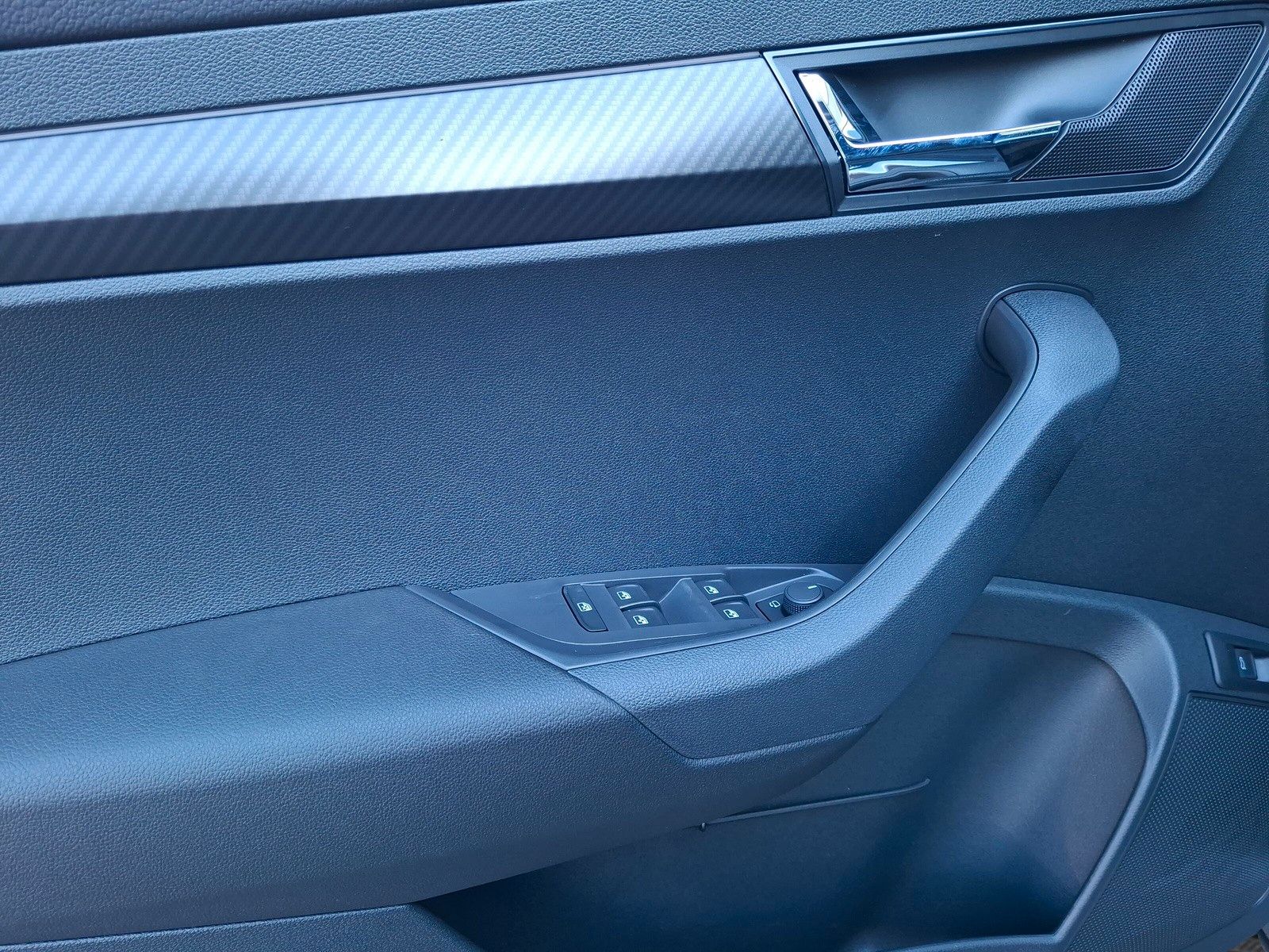 Fahrzeugabbildung SKODA Karoq 1.5 TSI Sportline Pano AHK Matrix 19" Side