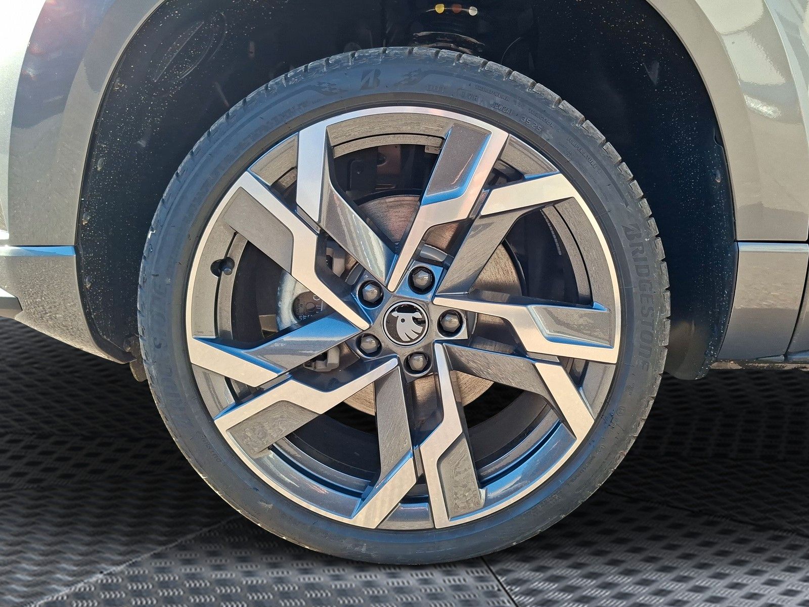 Fahrzeugabbildung SKODA Karoq 1.5 TSI Sportline Pano AHK Matrix 19" Side