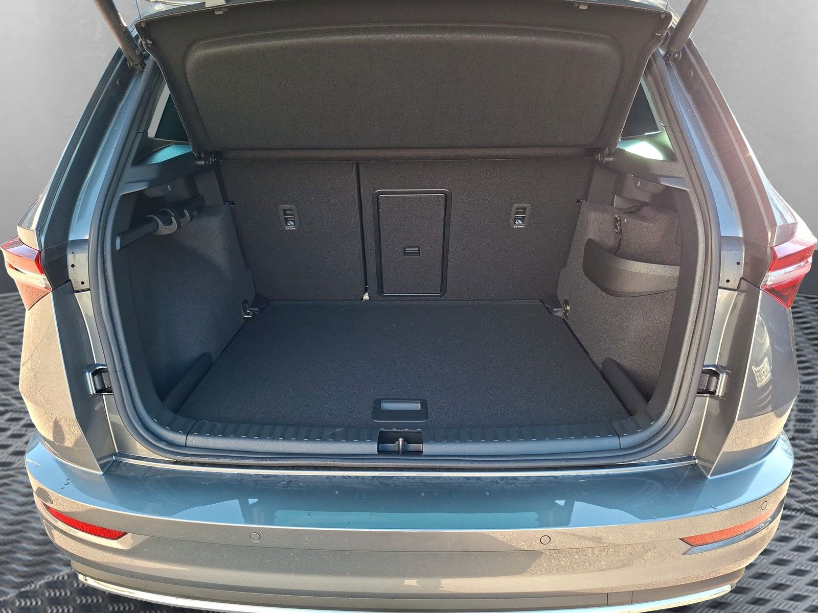 Fahrzeugabbildung SKODA Karoq 1.5 TSI Sportline Pano AHK Matrix 19" Side