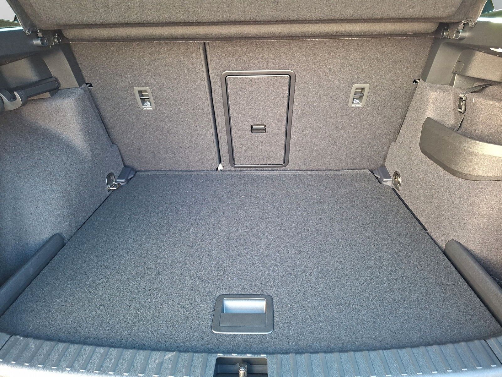 Fahrzeugabbildung SKODA Karoq 1.5 TSI Sportline Pano AHK Matrix 19" Side