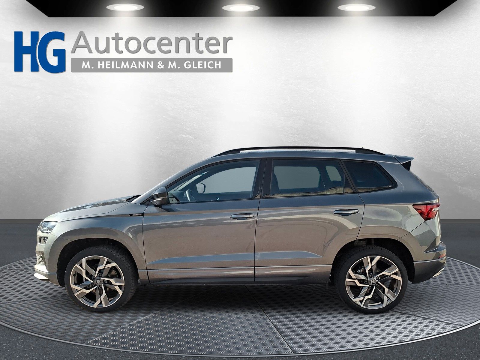 Fahrzeugabbildung SKODA Karoq 1.5 TSI Sportline Pano AHK Matrix 19" Side
