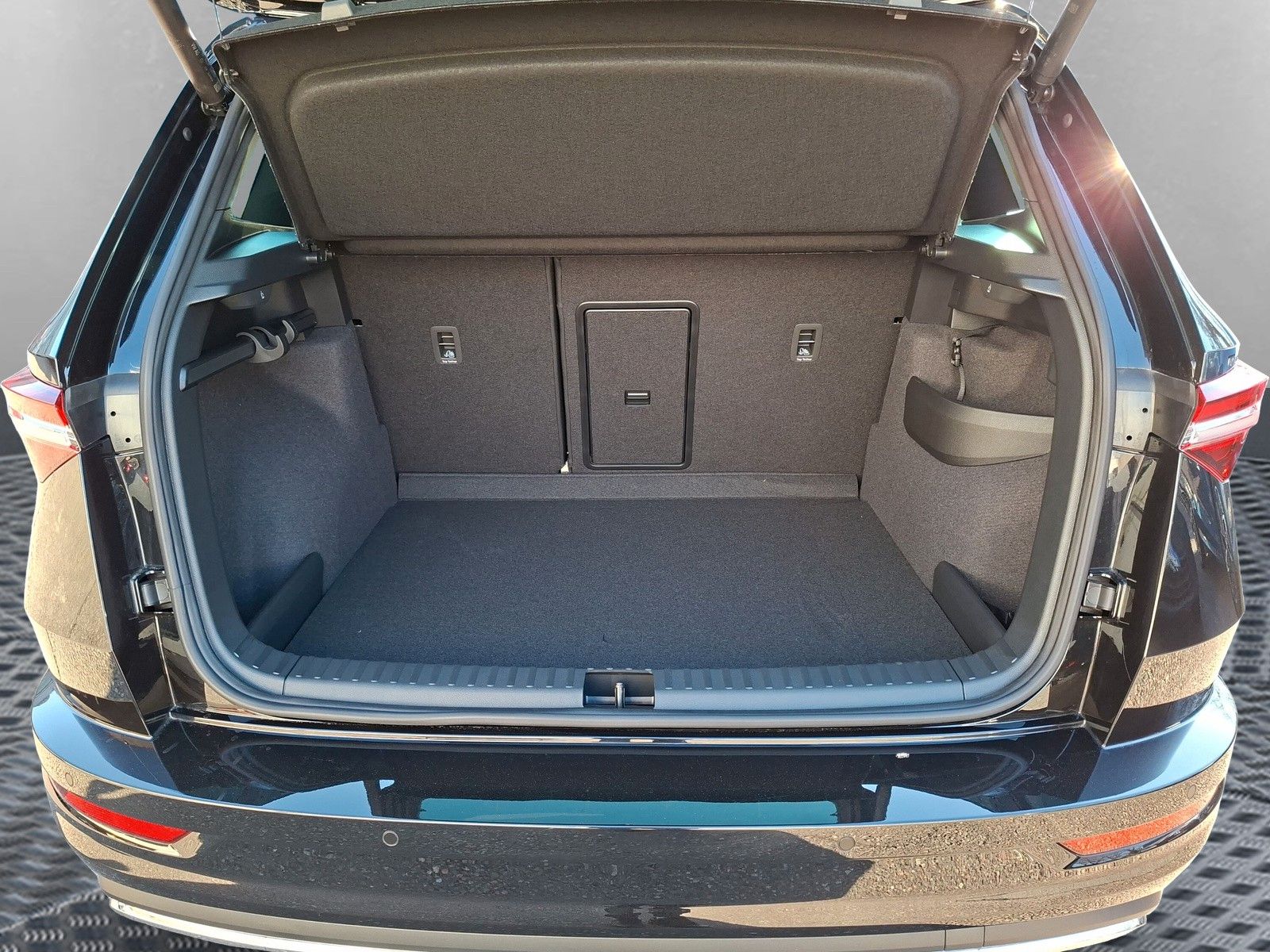 Fahrzeugabbildung SKODA Karoq 1.5TSI Sportline Pano AHK Matrix 19"Side