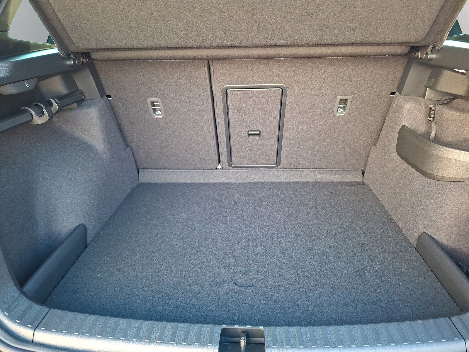 Fahrzeugabbildung SKODA Karoq 1.5TSI Sportline Pano AHK Matrix 19"Side