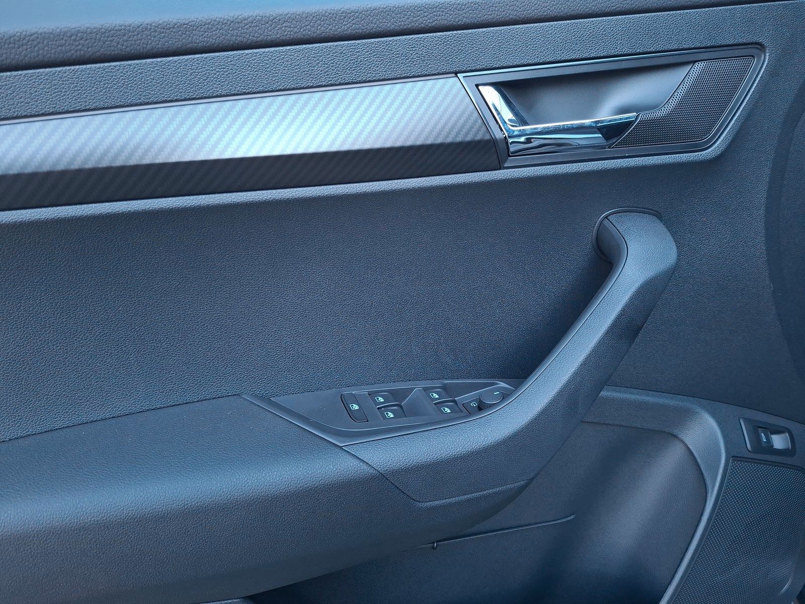 Fahrzeugabbildung SKODA Karoq 1.5TSI Sportline Pano AHK Matrix 19"Side
