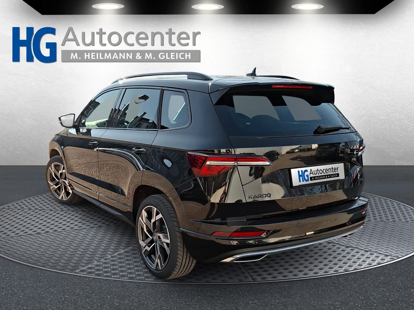 Fahrzeugabbildung SKODA Karoq 1.5TSI Sportline Pano AHK Matrix 19"Side