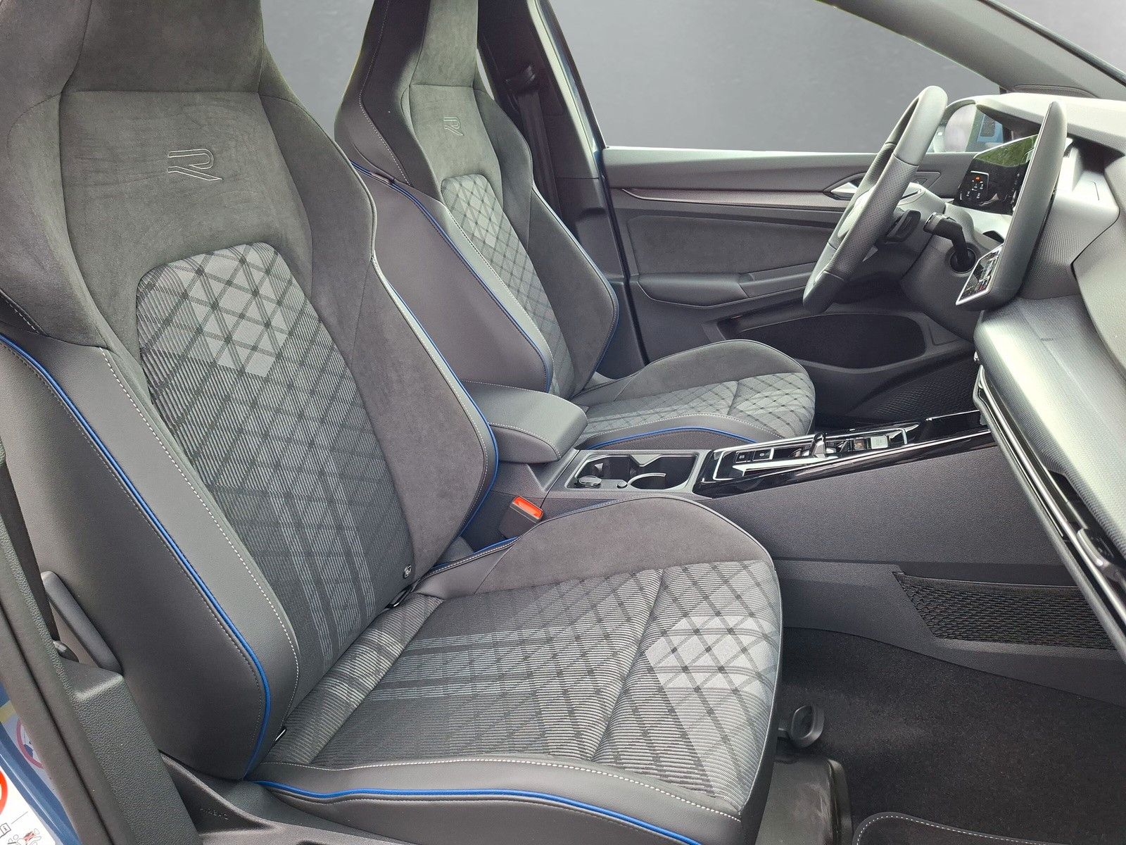 Fahrzeugabbildung Volkswagen Golf VIII 1.5eTSI R-Line Pano18"LED ACC AHK
