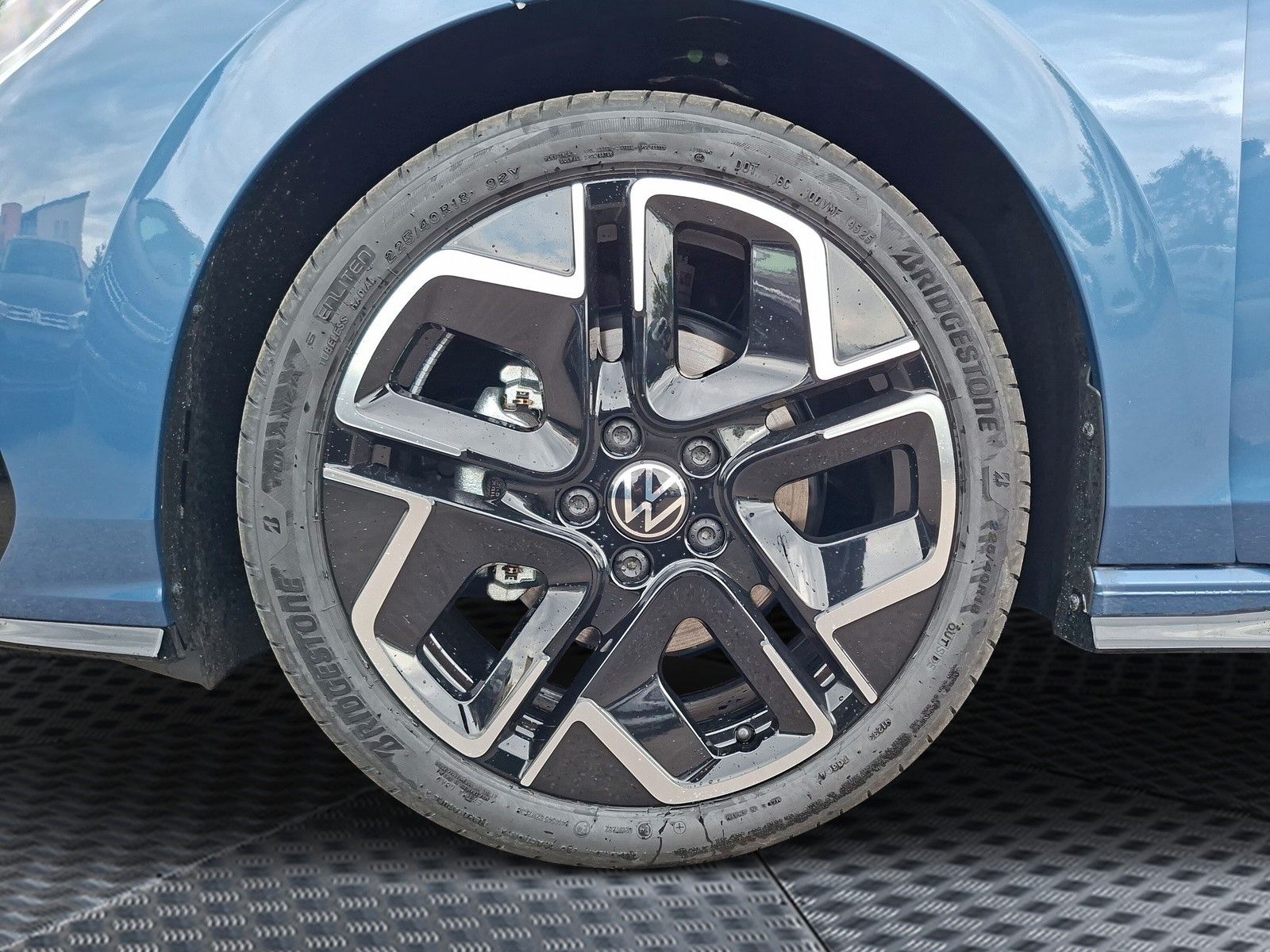 Fahrzeugabbildung Volkswagen Golf VIII 1.5eTSI R-Line Pano18"LED ACC AHK