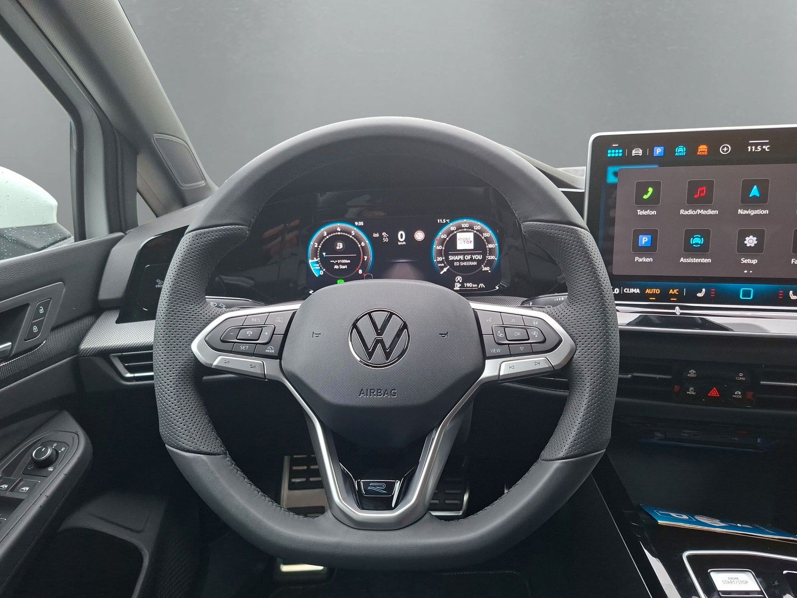 Fahrzeugabbildung Volkswagen Golf VIII 1.5 eTSI R-Line Pano 18" LED ACC AHK
