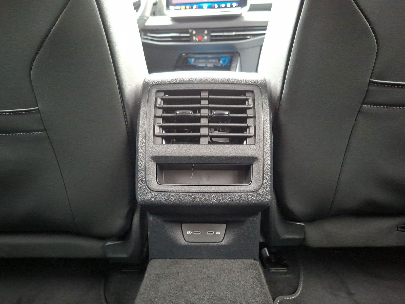 Fahrzeugabbildung Volkswagen Golf VIII 1.5 eTSI R-Line Pano 18" LED ACC AHK