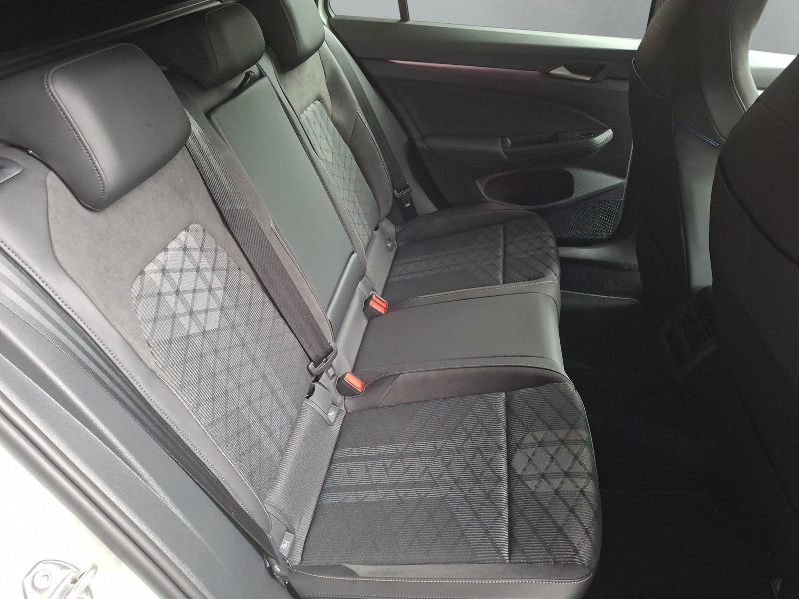 Fahrzeugabbildung Volkswagen Golf VIII 1.5 eTSI R-Line Pano 18" LED ACC AHK