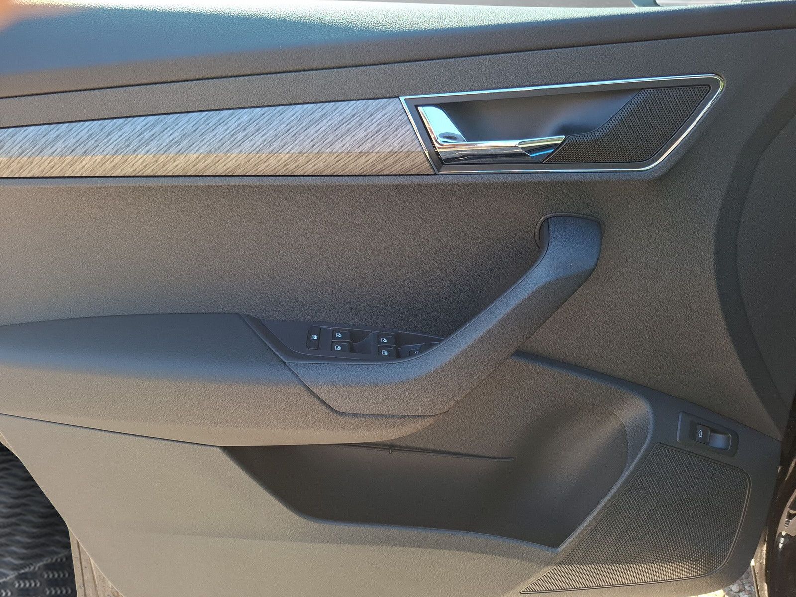 Fahrzeugabbildung SKODA Karoq 1.5 TSI DSG Kessy LED AHK Navi ACC eHeck