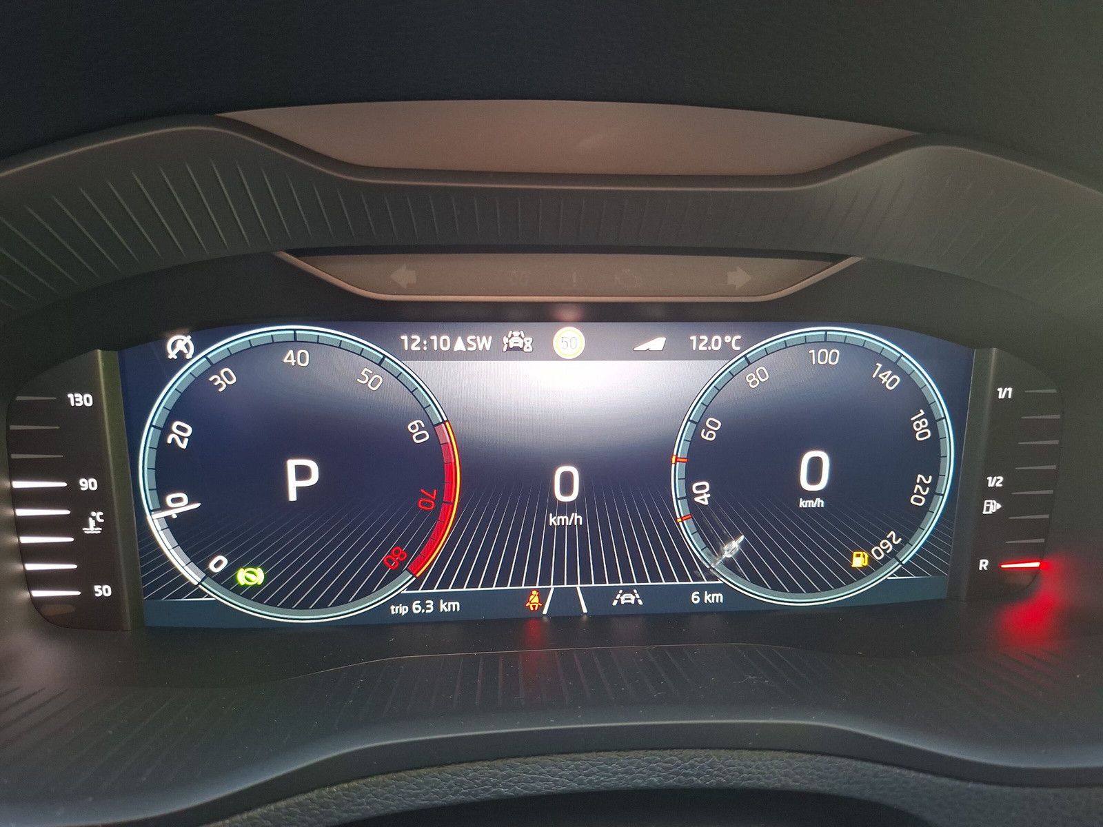 Fahrzeugabbildung SKODA Karoq 1.5 TSI DSG Kessy LED AHK Navi ACC eHeck