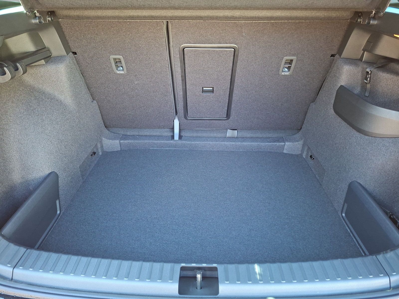 Fahrzeugabbildung SKODA Karoq 1.5 TSI DSG Kessy LED AHK Navi ACC eHeck