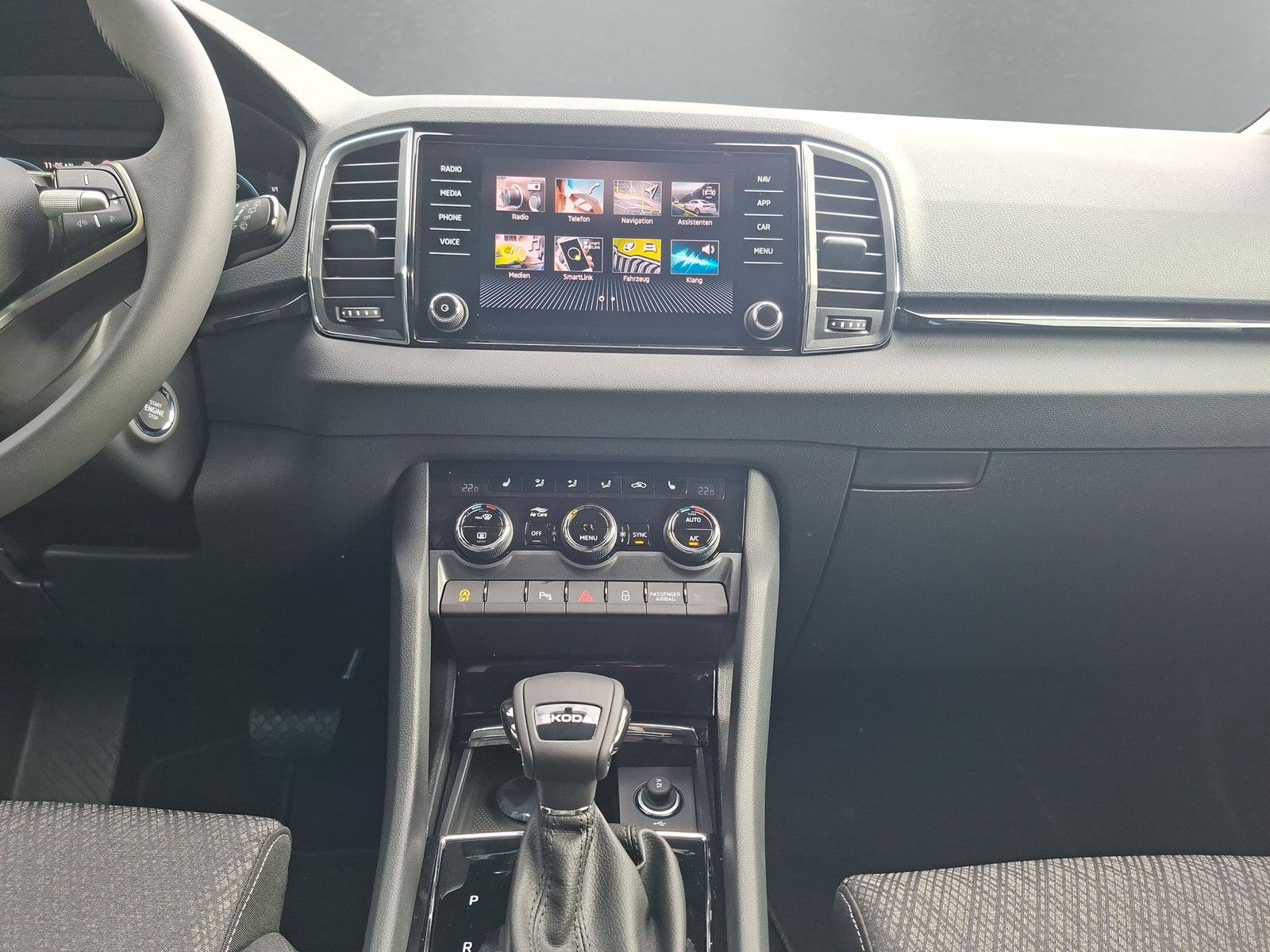 Fahrzeugabbildung SKODA Karoq 1.5 TSI DSG Keyless LED AHK Navi ACC eHeck