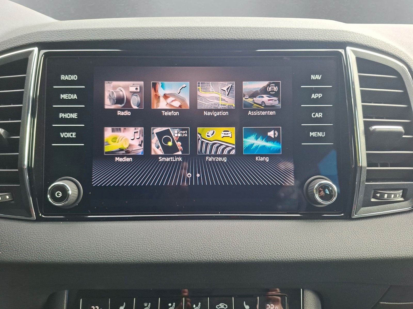 Fahrzeugabbildung SKODA Karoq 1.5 TSI DSG Keyless LED AHK Navi ACC eHeck