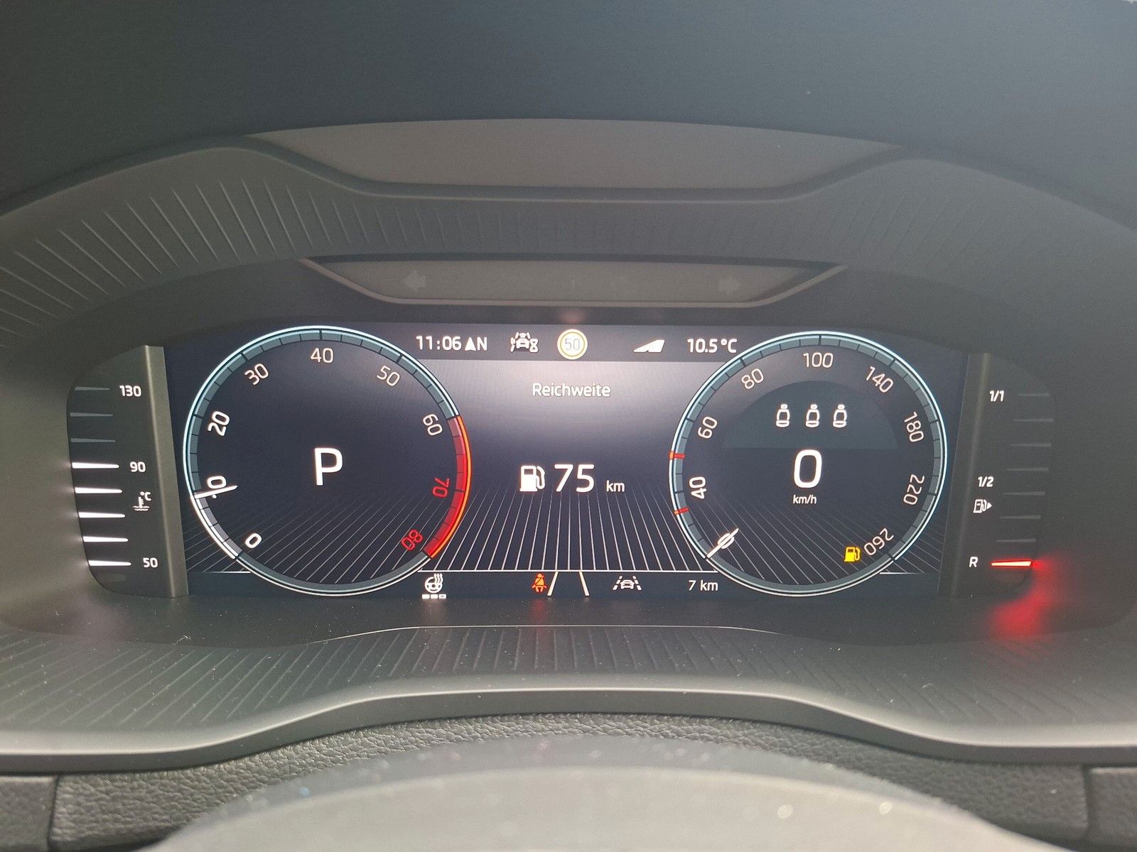 Fahrzeugabbildung SKODA Karoq 1.5 TSI DSG Keyless LED AHK Navi ACC eHeck