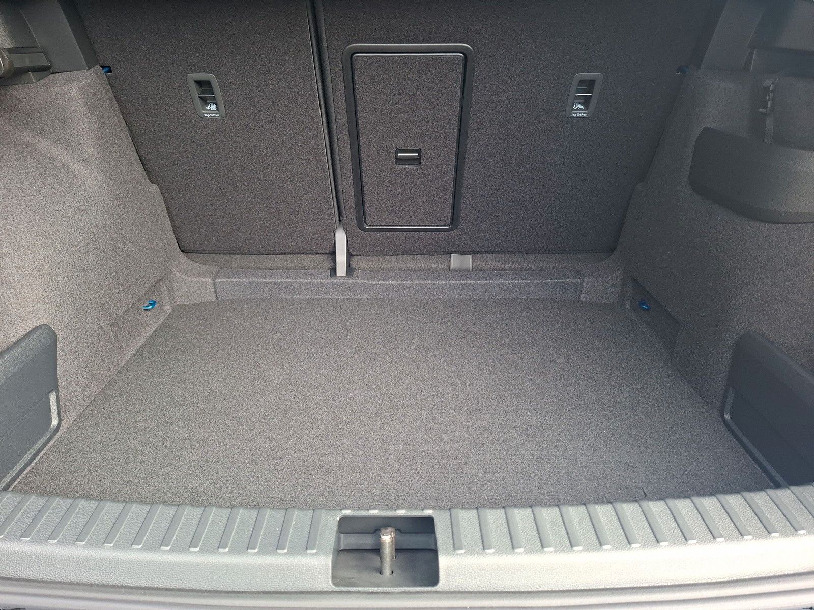 Fahrzeugabbildung SKODA Karoq 1.5 TSI DSG Keyless LED AHK Navi ACC eHeck