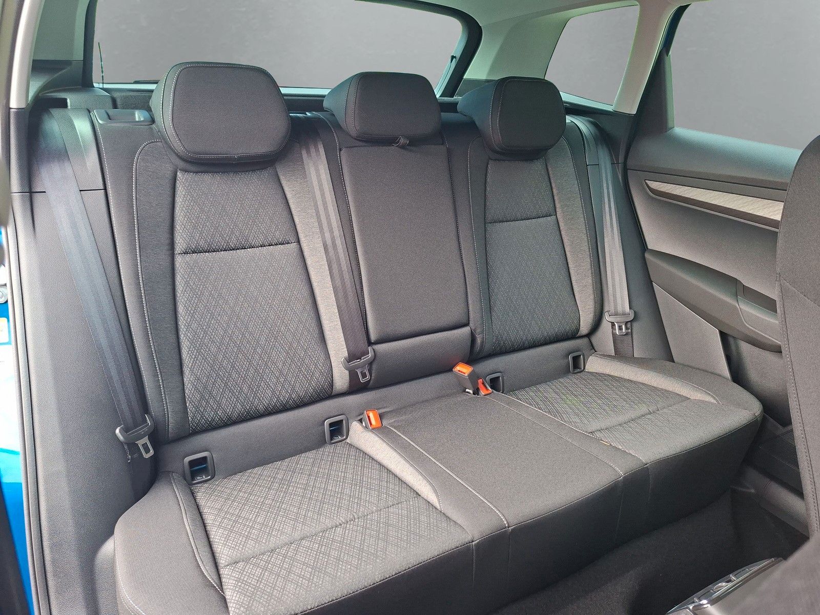 Fahrzeugabbildung SKODA Karoq 1.5 TSI DSG Keyless LED AHK Navi ACC eHeck
