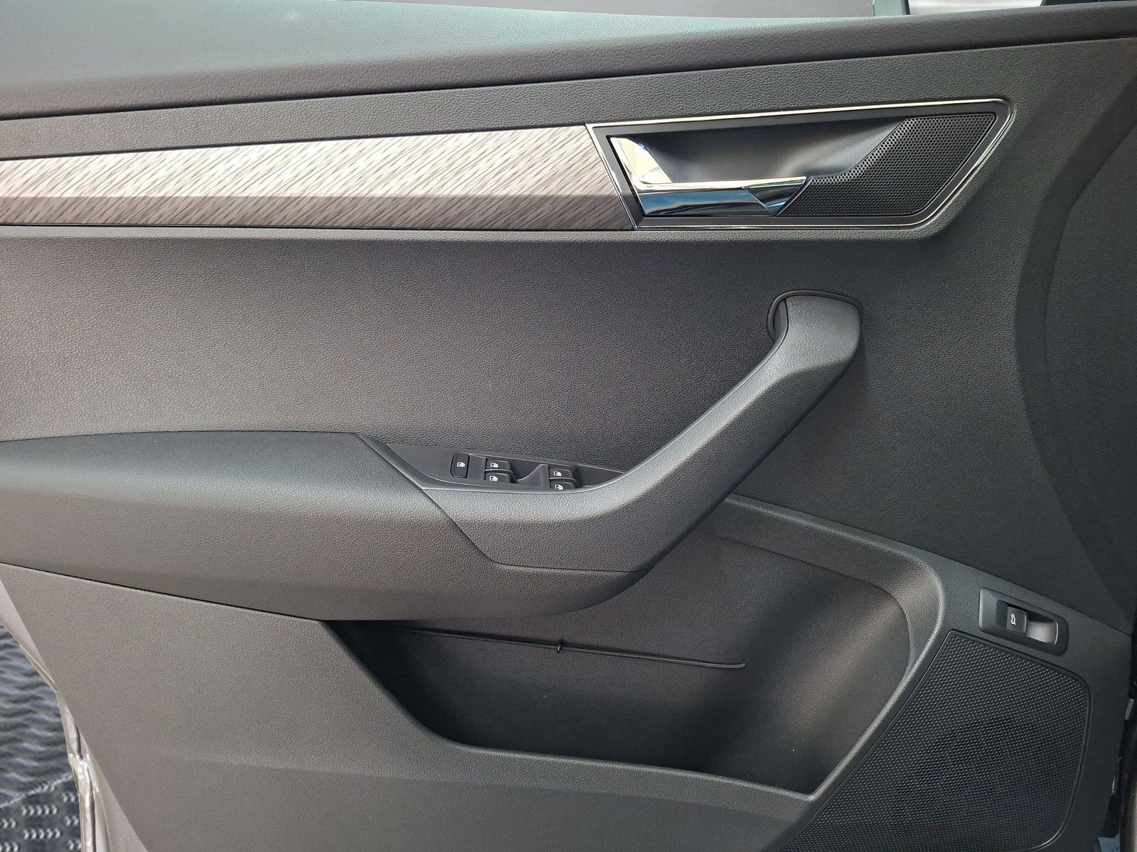 Fahrzeugabbildung SKODA Karoq  1.5TSI DSG Keyless LED AHK Navi ACC eHeck