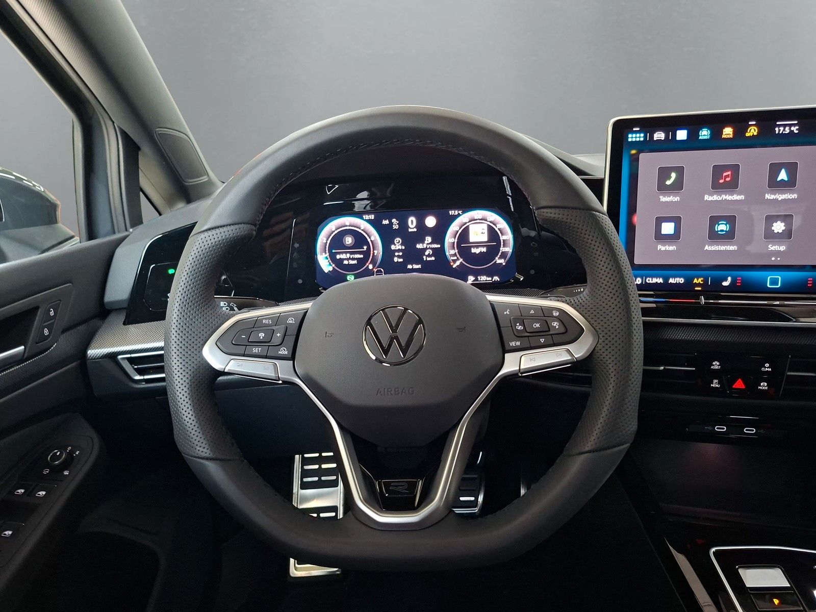 Fahrzeugabbildung Volkswagen Golf VIII 1.5eTSI R-Line Pano 18" Side ACC AHK