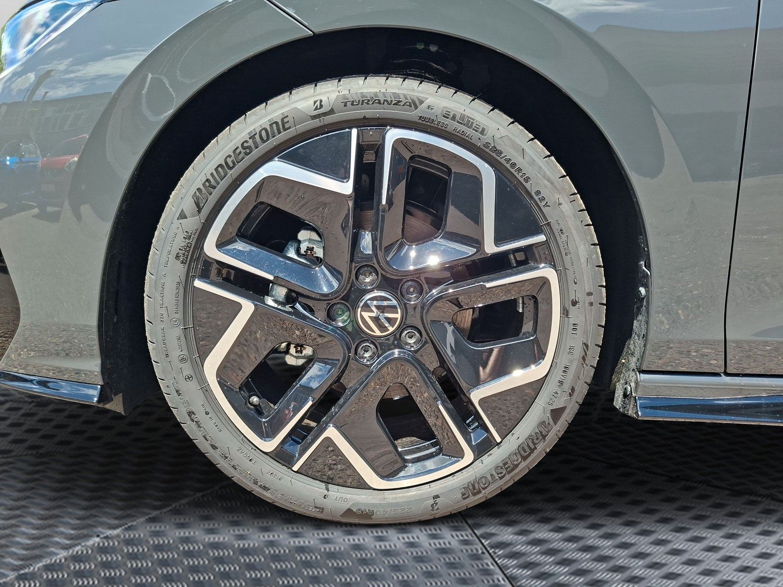 Fahrzeugabbildung Volkswagen Golf VIII 1.5eTSI R-Line Pano 18" Side ACC AHK