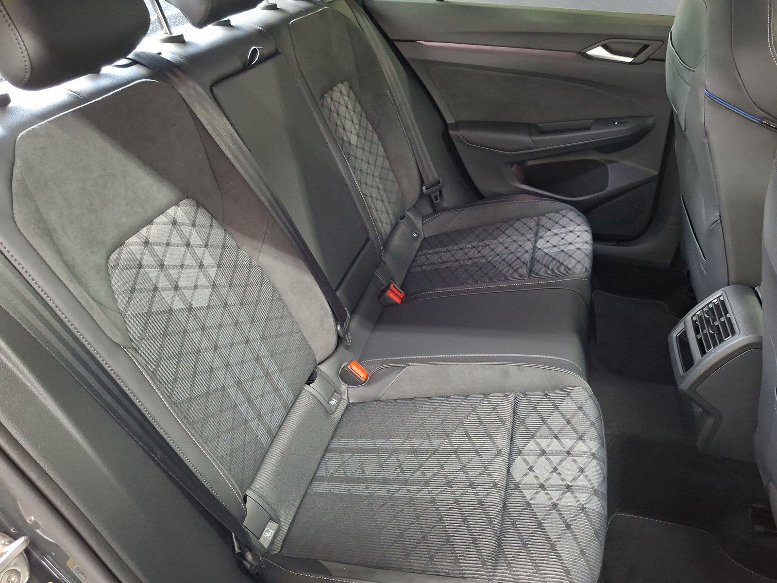 Fahrzeugabbildung Volkswagen Golf VIII 1.5eTSI R-Line Pano 18" Side ACC AHK