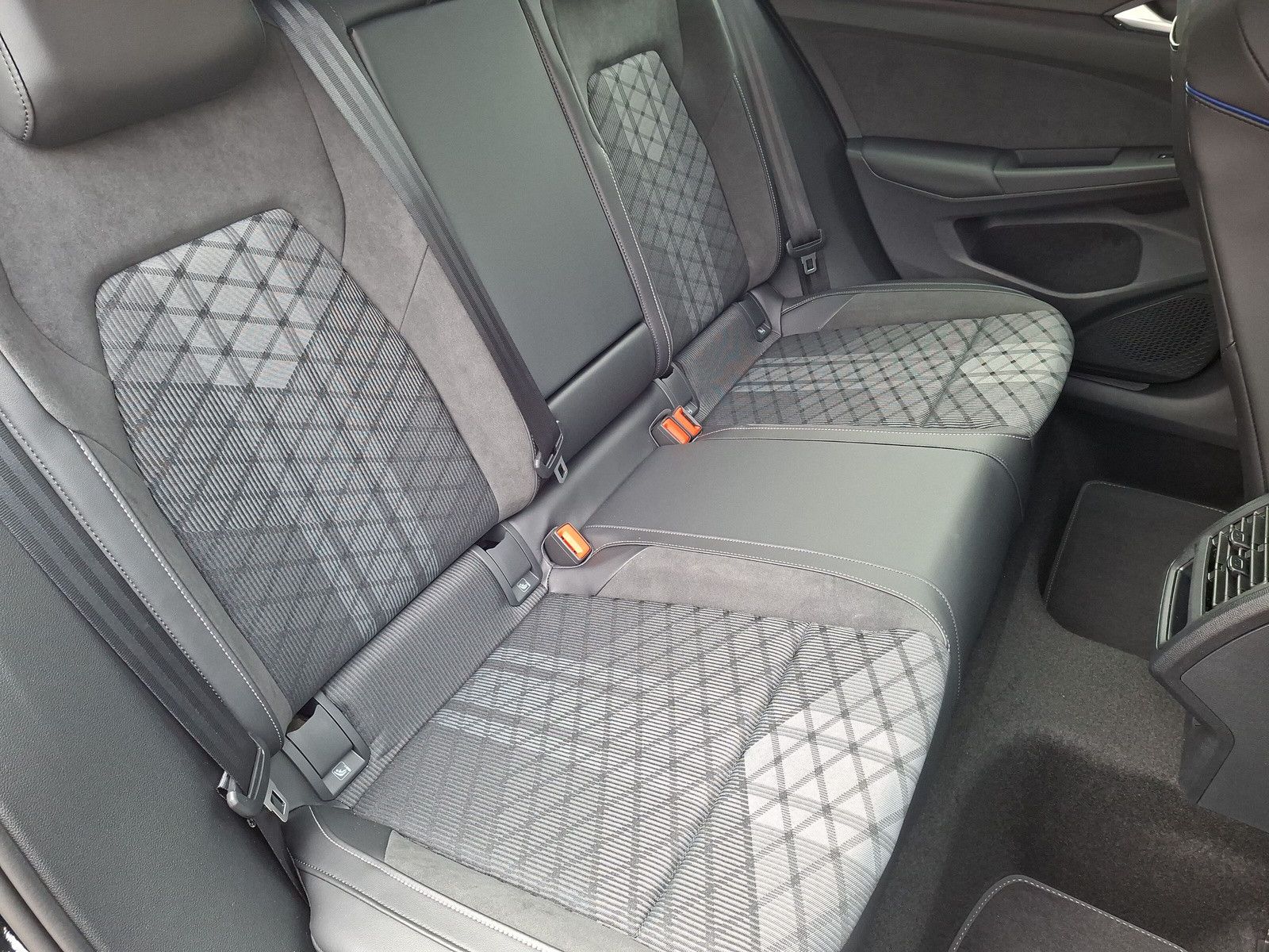 Fahrzeugabbildung Volkswagen Golf VIII 1.5eTSI Neu  R-Line Pano18"SideACC AHK