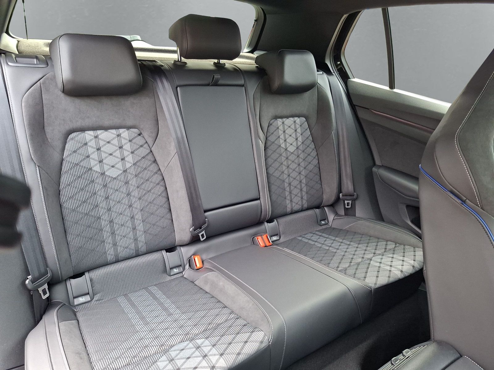 Fahrzeugabbildung Volkswagen Golf VIII 1.5eTSI Neu  R-Line Pano18"SideACC AHK