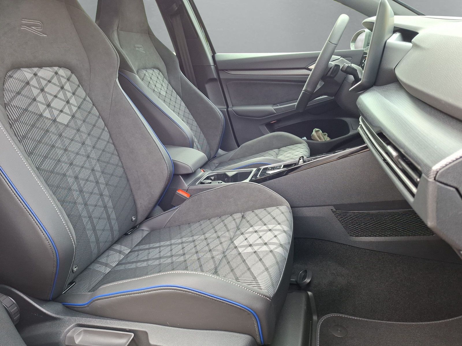 Fahrzeugabbildung Volkswagen Golf VIII 1.5eTSI Neu  R-Line Pano18"SideACC AHK