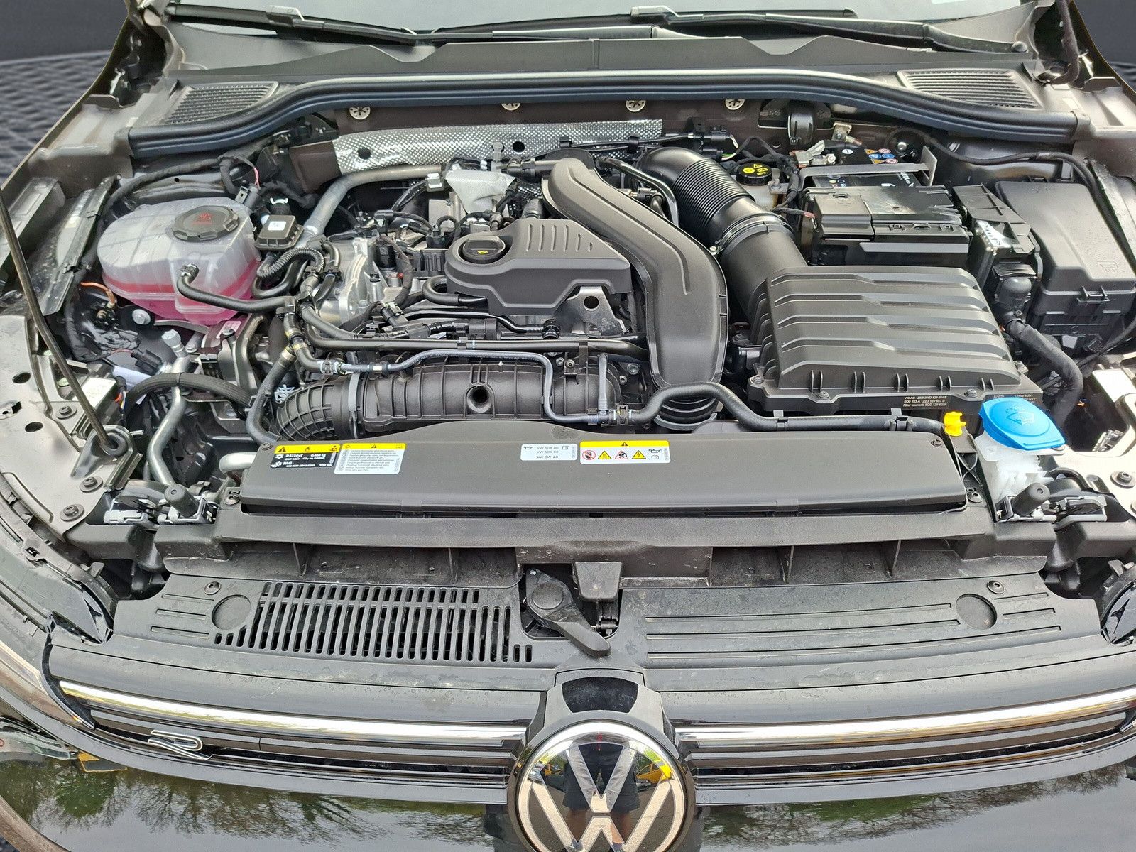 Fahrzeugabbildung Volkswagen Golf VIII 1.5eTSI Neu  R-Line Pano18"SideACC AHK