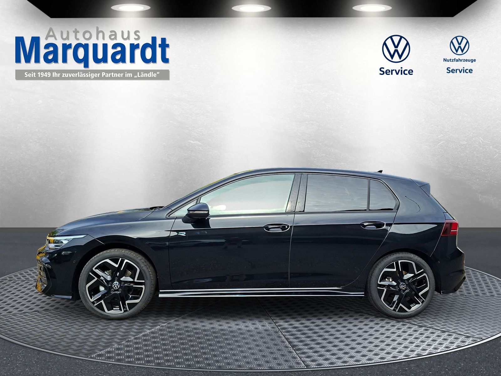 Fahrzeugabbildung Volkswagen Golf VIII 1.5eTSI Neu  R-Line Pano18"SideACC AHK