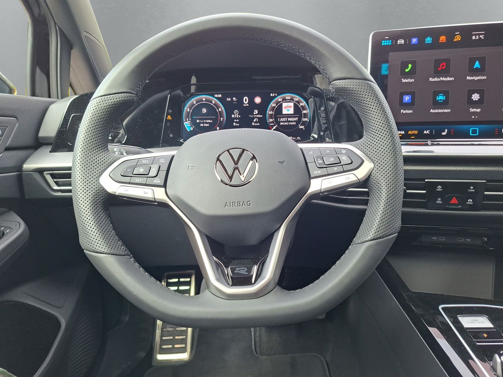 Fahrzeugabbildung Volkswagen Golf VIII 1.5eTSI Neu  R-Line Pano18"SideACC AHK