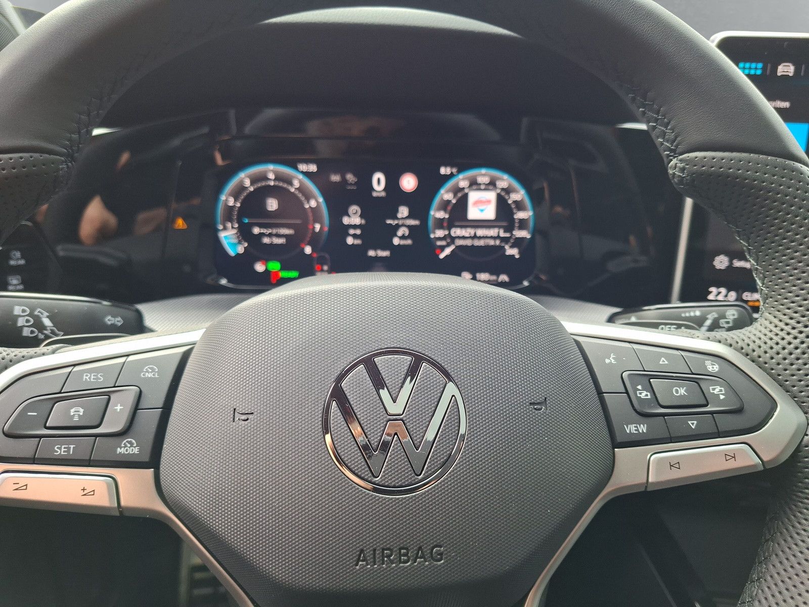 Fahrzeugabbildung Volkswagen Golf VIII 1.5eTSI Neu  R-Line Pano18"SideACC AHK