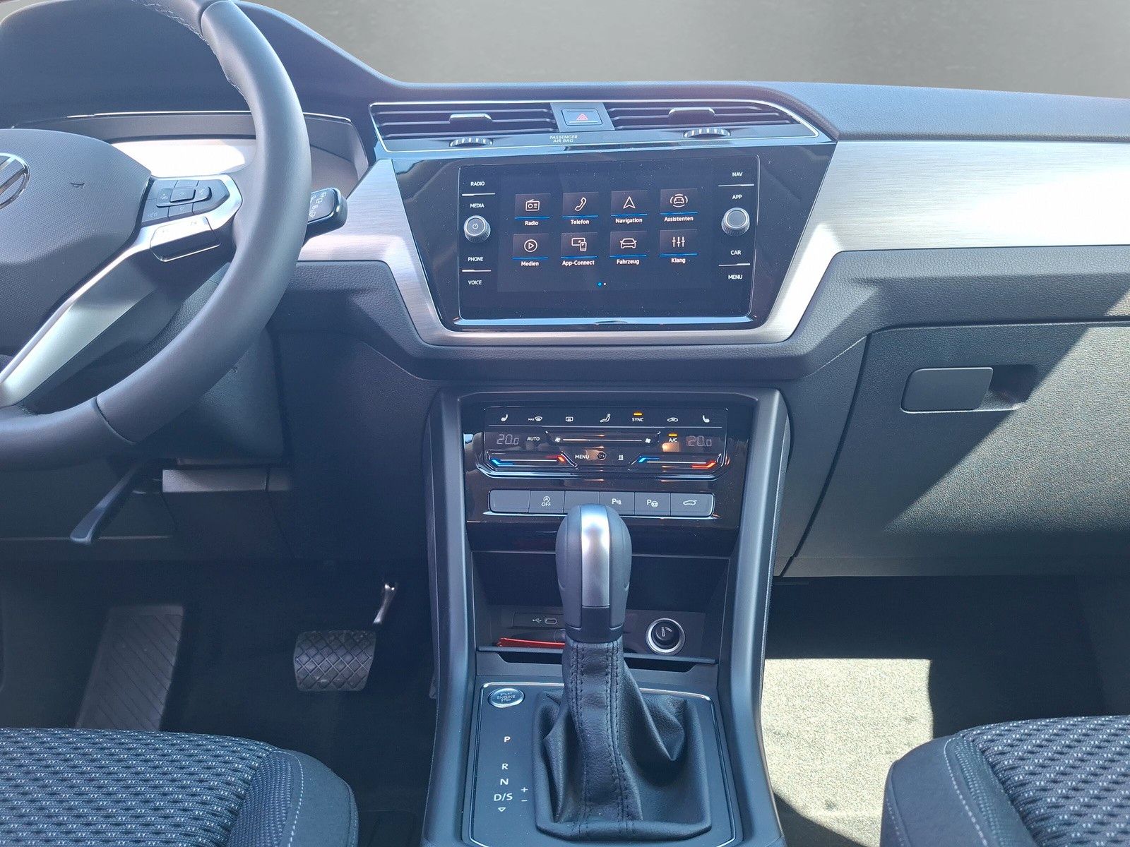 Fahrzeugabbildung Volkswagen Touran 1.5TSI IQ LED ACC 7Stz Panorama Side 17"