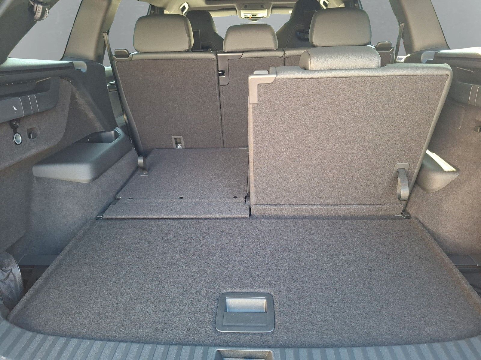 Fahrzeugabbildung SKODA Kodiaq Sportline 1.5TSI 7S.Pano AHK Kamera 20"